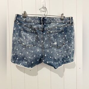 Torrid Distressed denim shorts heart print design side slits size 16 blue white